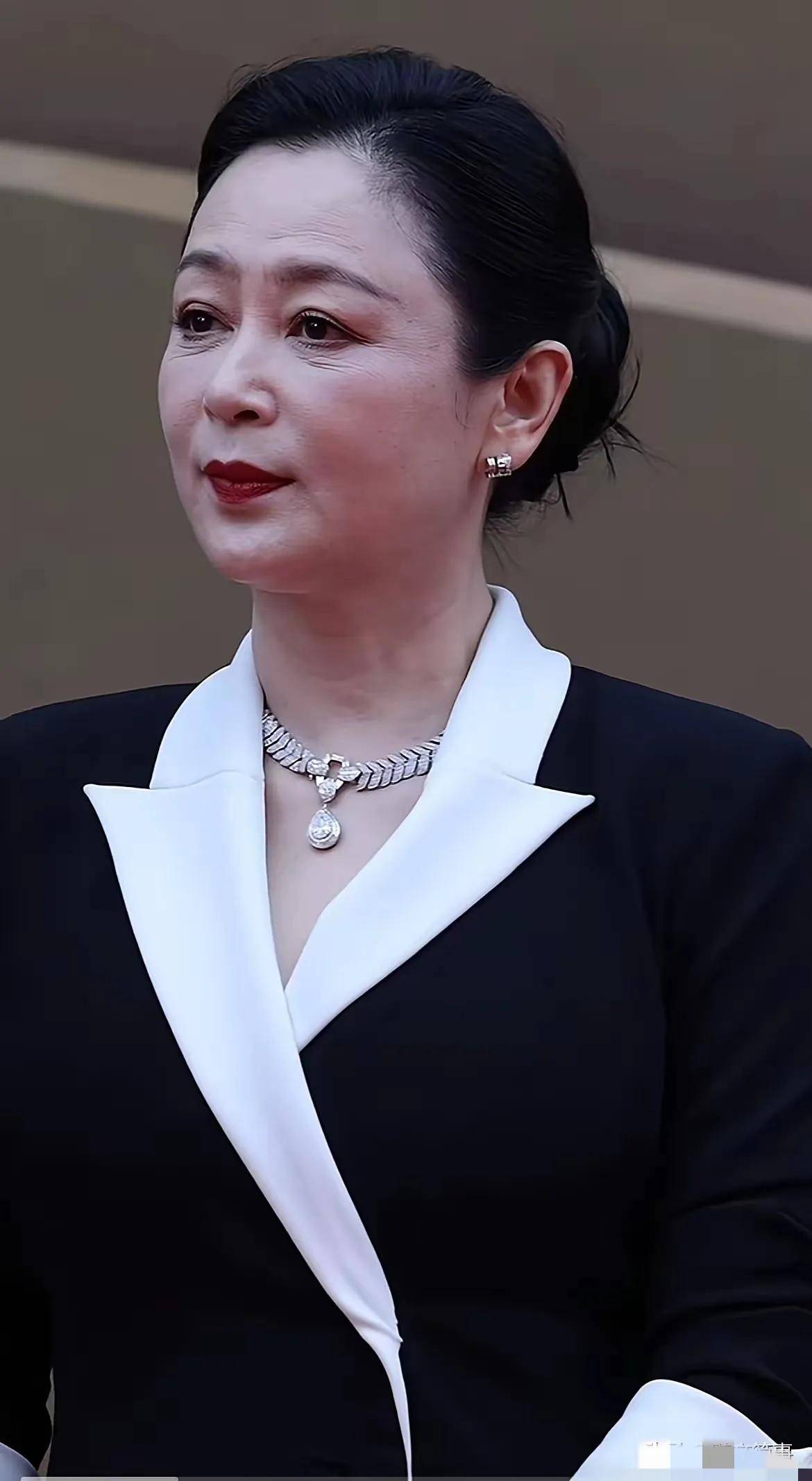 原創56歲陳紅近照曝光，化妝不化妝完全兩個人，有了大媽味道