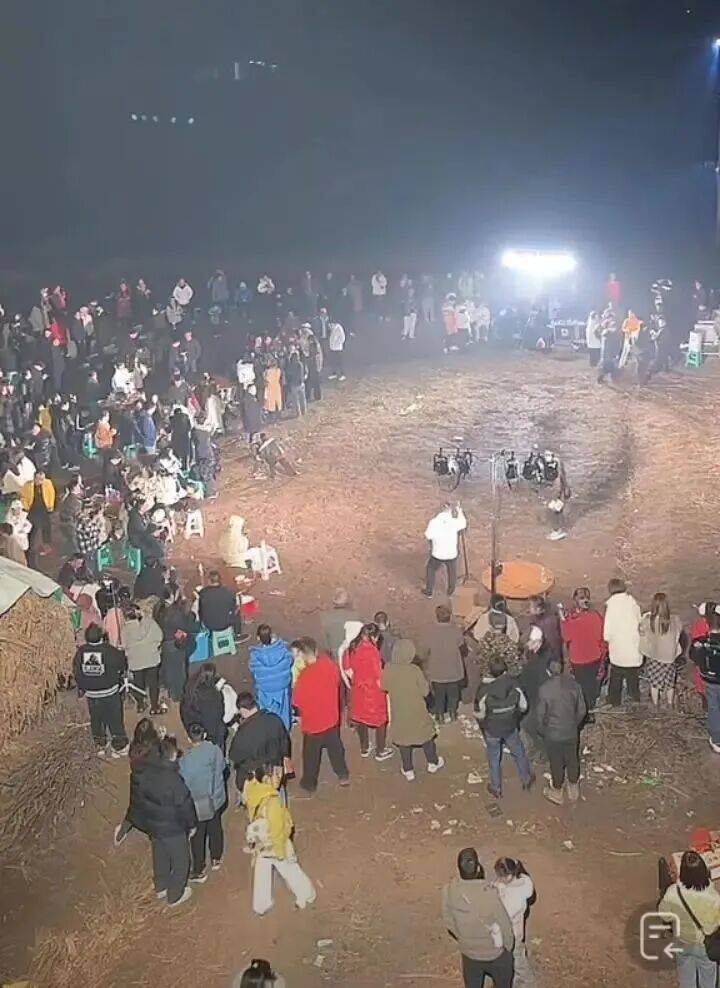 女子不會殺豬網上求助，上千網友驅車來幫忙！10萬人線上圍觀…