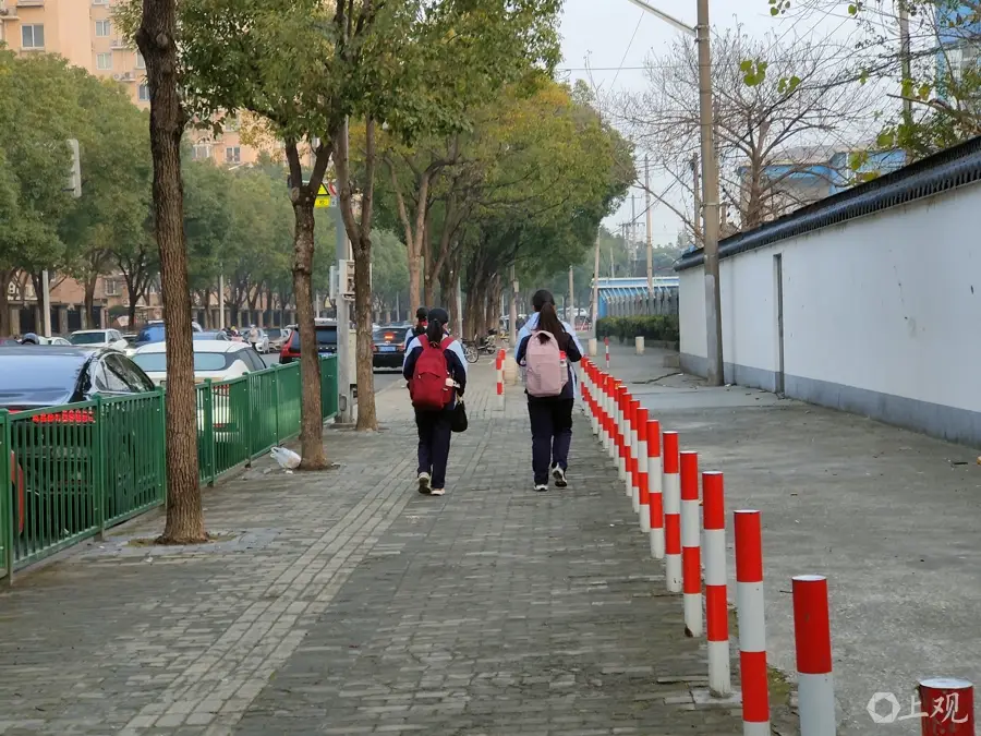 佔道快遞清了 路人不再“與車共舞”