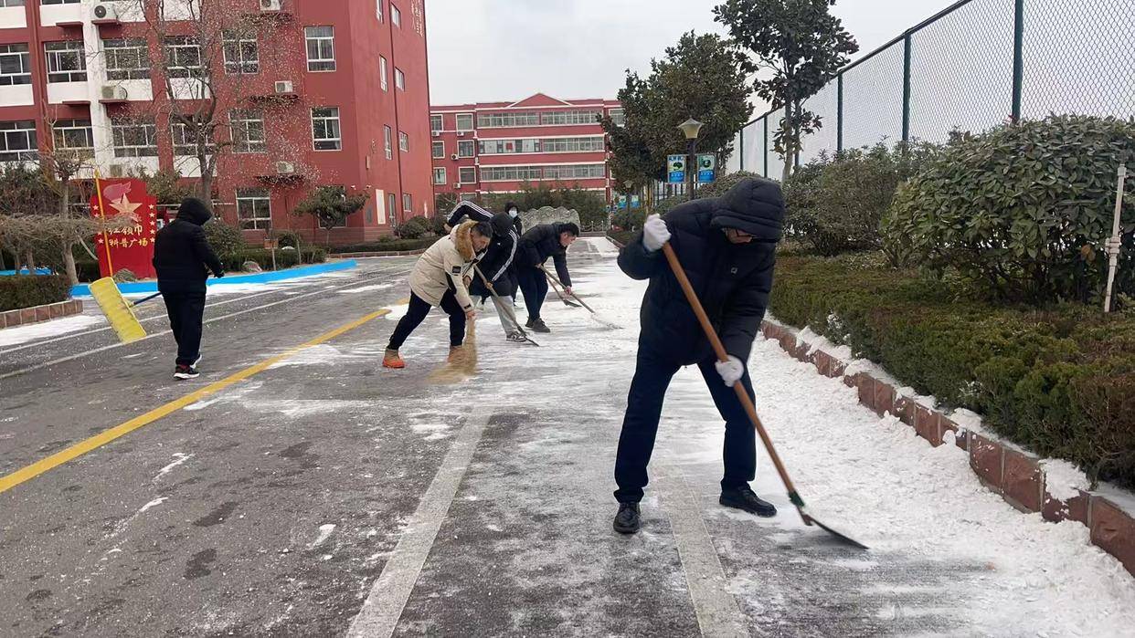 原創臨沂新橋小學黨員教師積極開展校園除雪行動