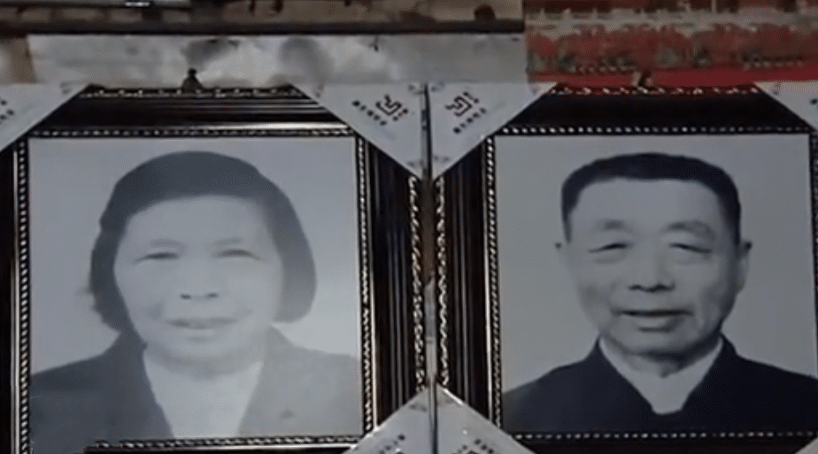 原創夫妻養育四子女，年老癱瘓後被丟門外，兒子叫囂：讓法律來懲治我