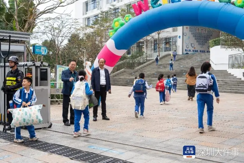 深圳“校長爺爺”與小學生互動獲千萬瀏覽！網友：看著暖暖的