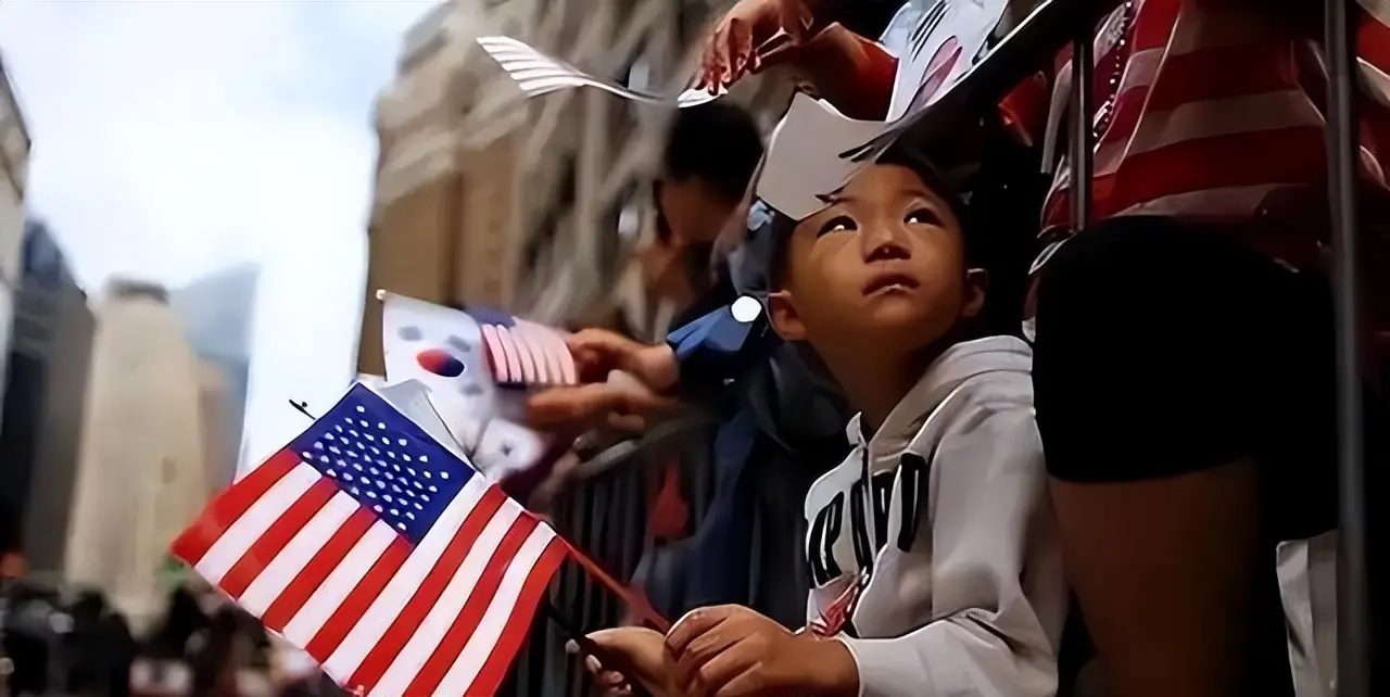 原創美國華裔二代坦言，看到中國發展這麼好，父輩移民已經破防了