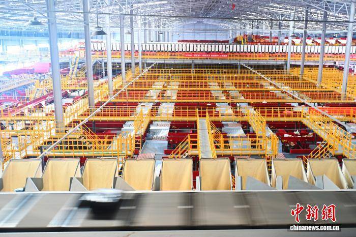 甘肅蘭州迎來春節快遞分揀高峰