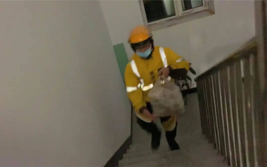 鶴崗「房產一哥」，轉行擦邊背後