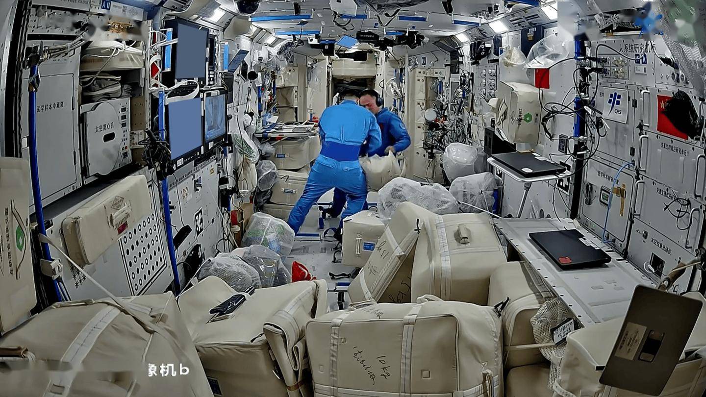 航天員變身“快遞員”，神舟二十一號乘組送別神舟二十號影片公佈