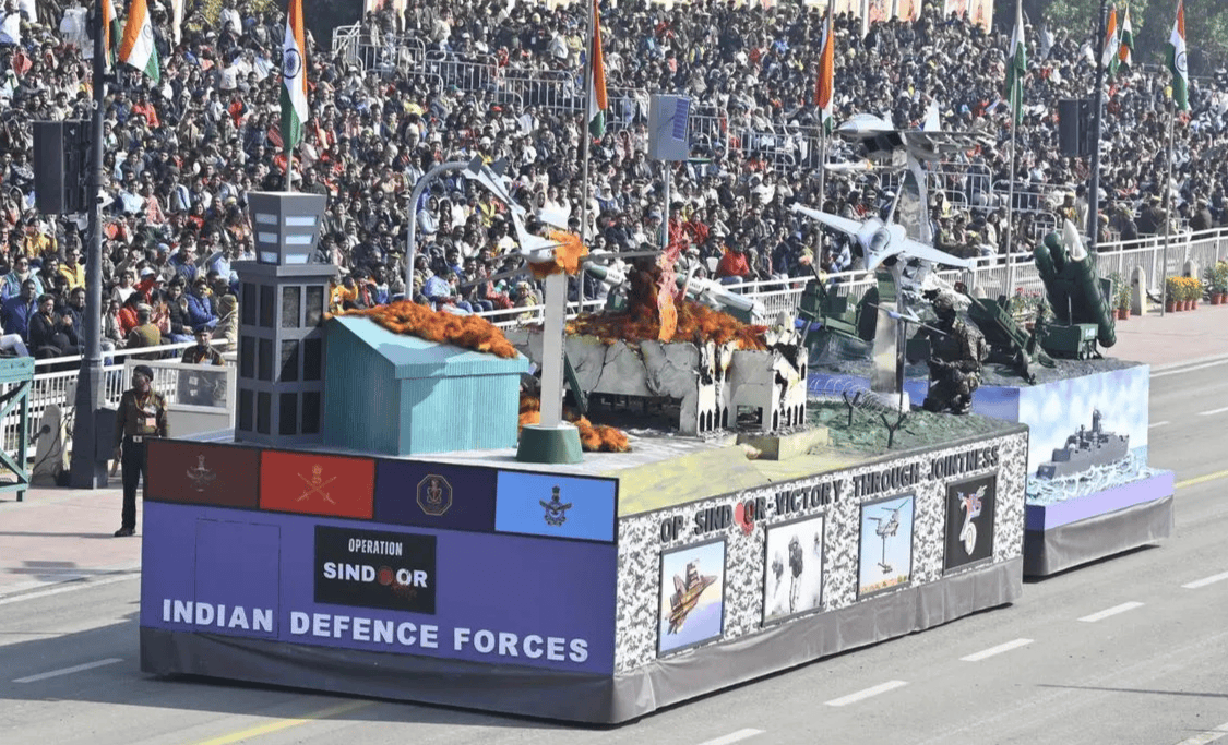 原創印度閱兵上演戲劇性一幕，殲10C殘骸模型被當花車，慶祝“大捷”