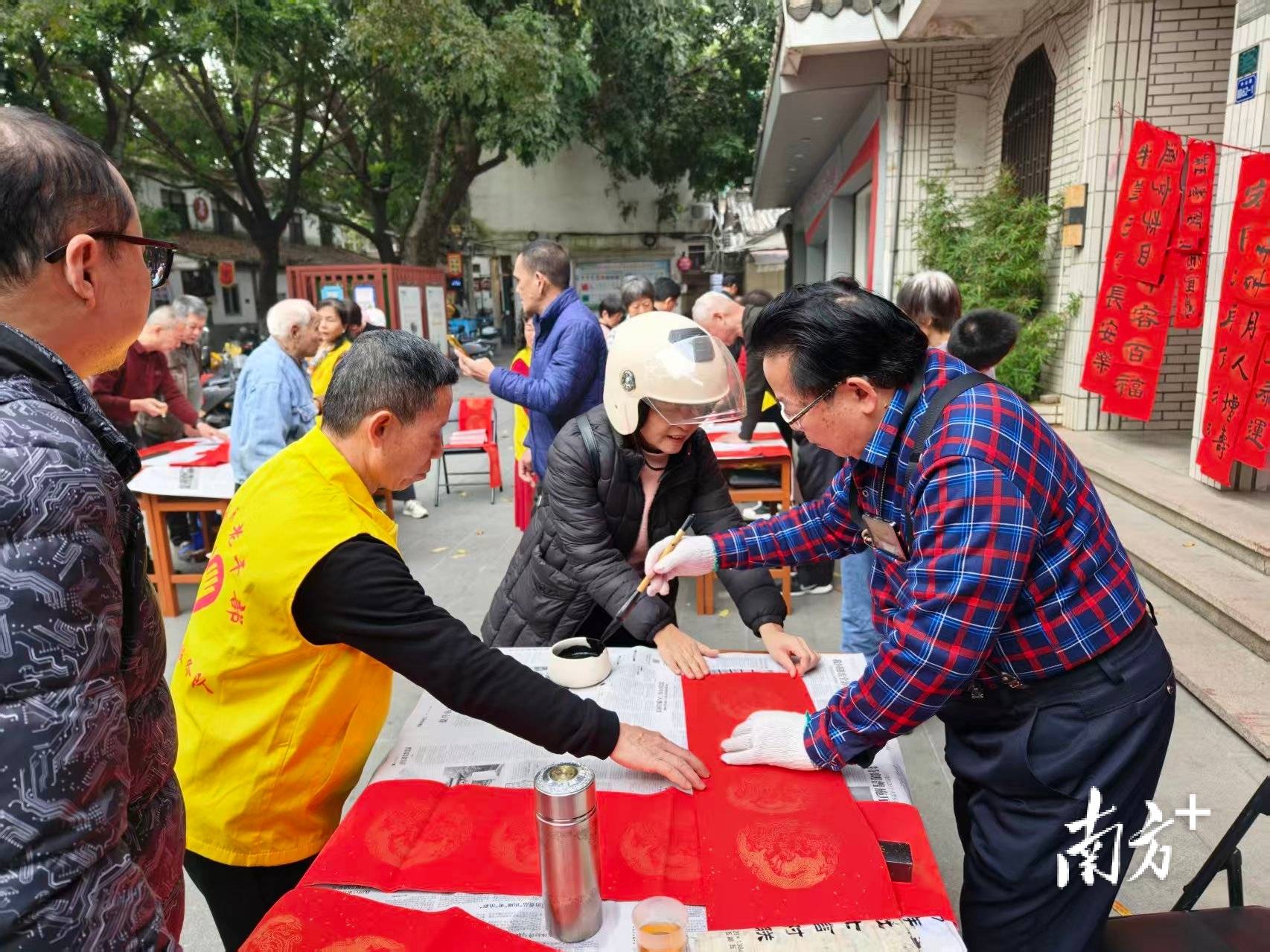 潮州老書法家街頭手寫春聯，為遊客送別樣禮物