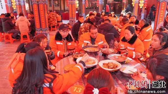 湖北鶴峰：愛心“眾籌”刨湯宴 情暖“城市美容師”