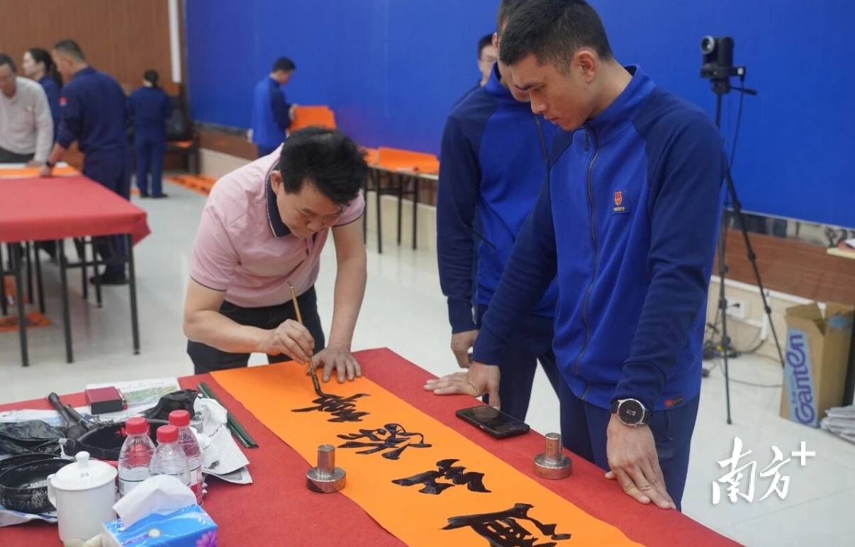 致敬春節堅守者！江城書法家為消防指戰員送上“平安福”