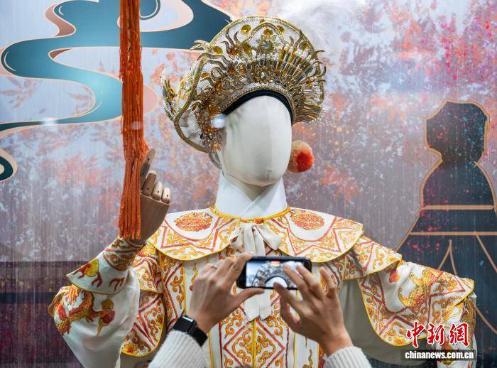 香港都會大學展出粵劇名伶經典戲服