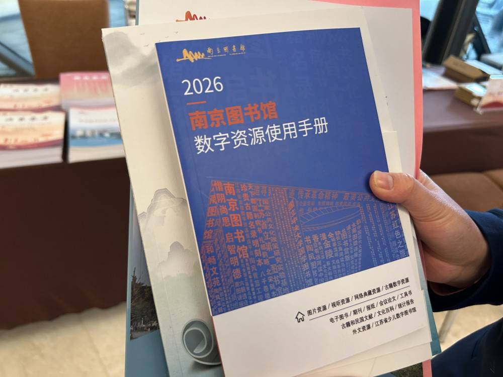 兩會微鏡頭｜一架圖書，照見文潤“兩會”