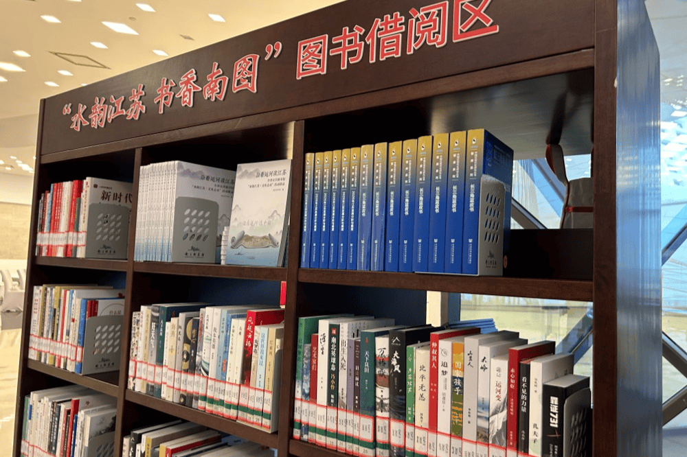 兩會微鏡頭｜一架圖書，照見文潤“兩會”