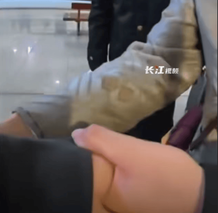 視障女大學生獨自乘高鐵返鄉！網友：看著看著就哭了