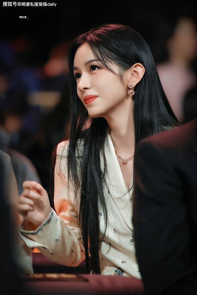 原創周也換了新風格“美的像油畫少女”，穿刺繡西裝搭牛仔褲，真的颯