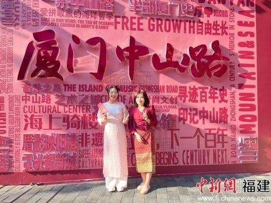 外國留學生走進廈門中山路感受中國年味