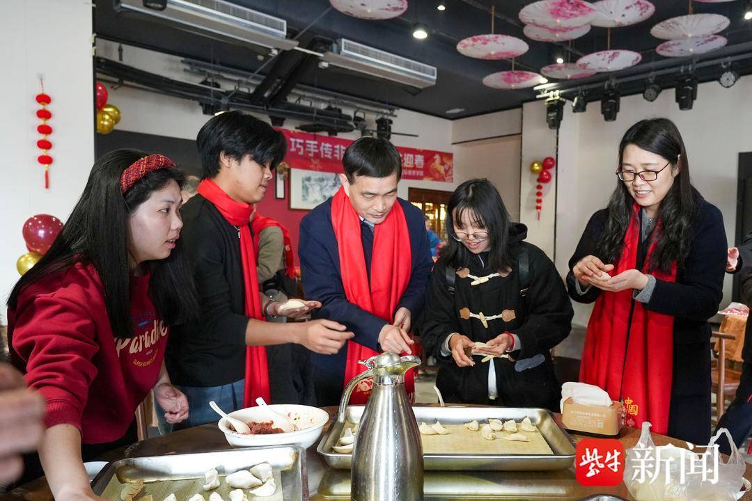 留學生的“中國年”：剪紙、寫“福”字，吃餃子……