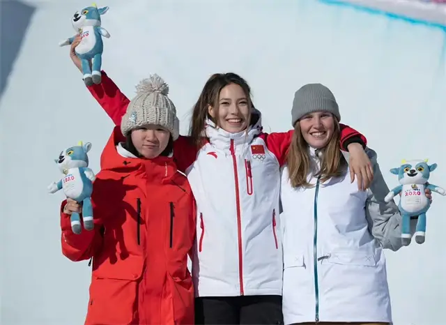 原創央視男主持惹爭議！採訪谷愛凌捱罵，網友批評他冷漠且不尊重女性