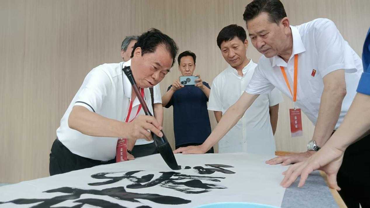 紮根人民 書法“五進”——曾昭才先生的藝術堅守與人民情懷