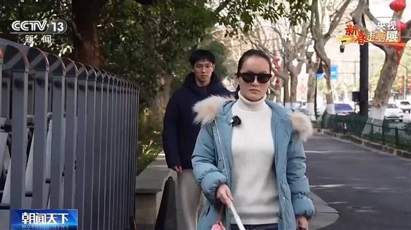 AI助盲眼鏡成出行神器：失明20年姑娘戴AI眼鏡獨立出行