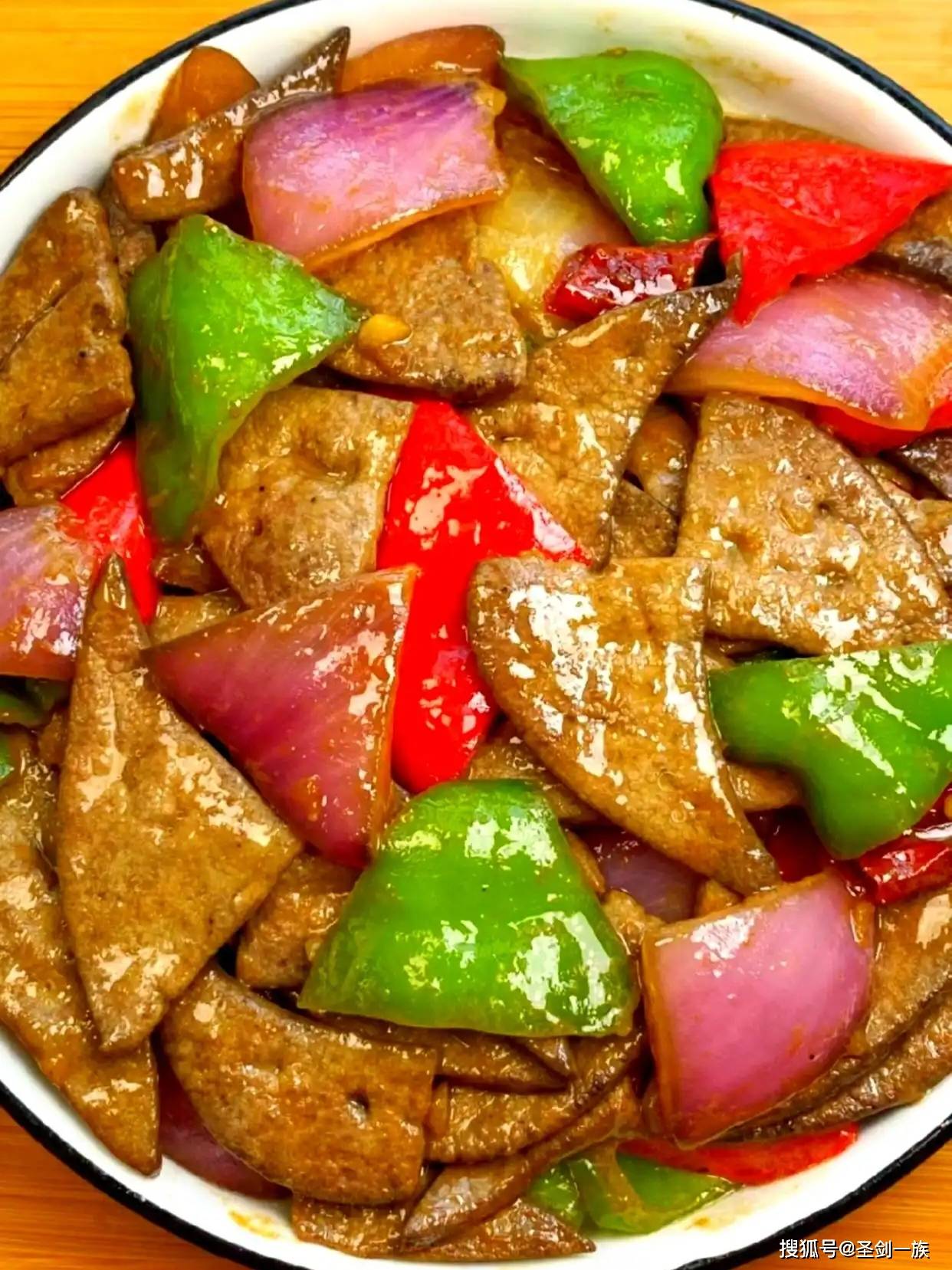 女性不想皺紋爬滿臉，常吃8種食物，去皺美容，肌膚紅潤有光澤