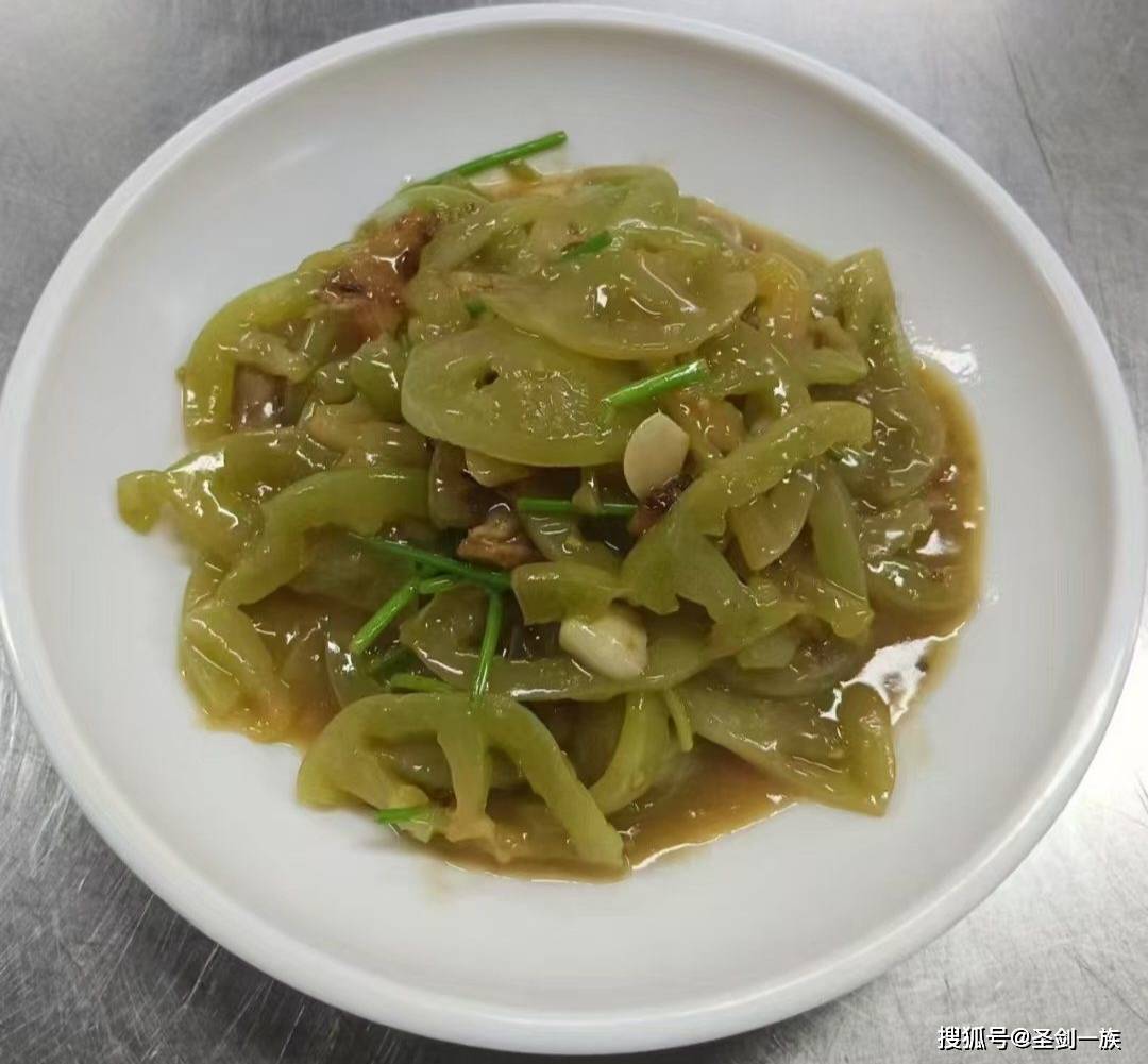 女性不想皺紋爬滿臉，常吃8種食物，去皺美容，肌膚紅潤有光澤