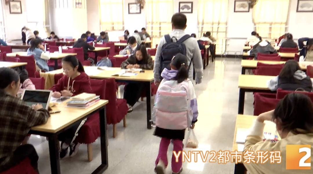 假期餘額告急！圖書館“狂飆”趕作業，網友：像極了當年的我