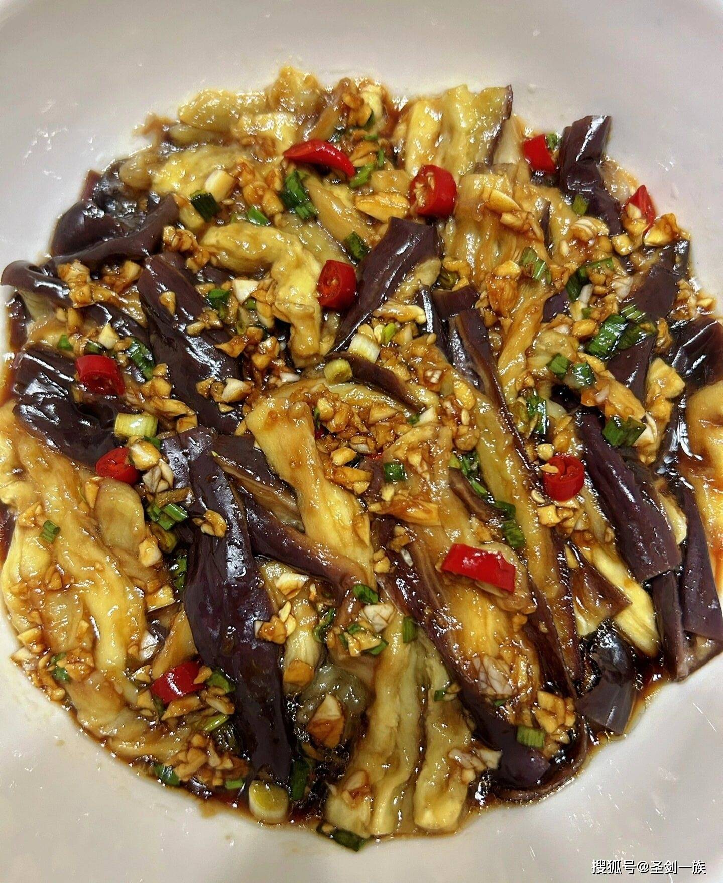 女性不想皺紋爬滿臉，常吃8種食物，去皺美容，肌膚紅潤有光澤