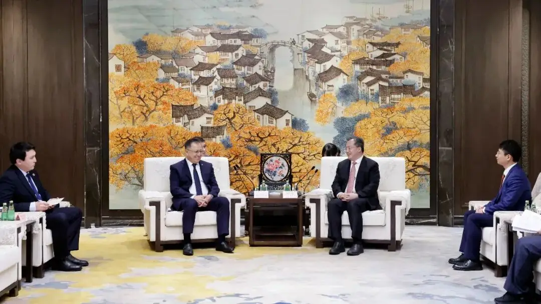 範波會見哈薩克國立大學校長圖梅巴耶夫·詹塞特一行