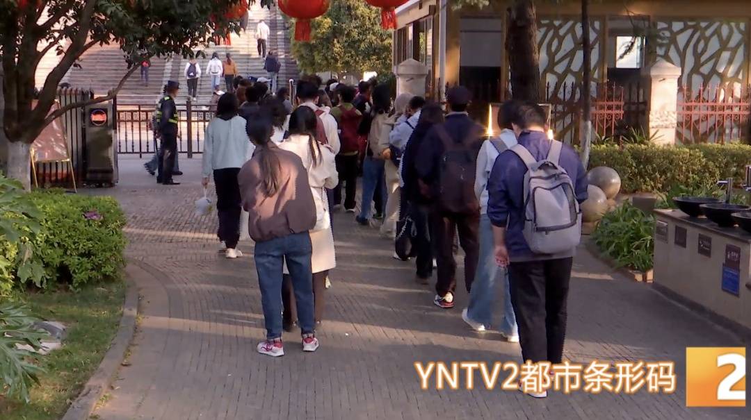 假期餘額告急！圖書館“狂飆”趕作業，網友：像極了當年的我