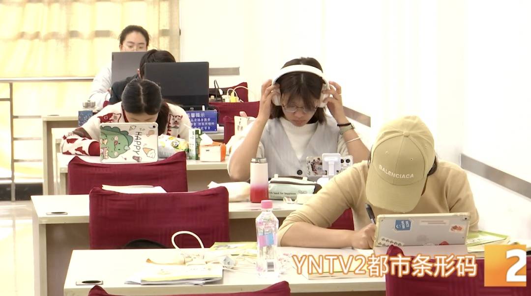 假期餘額告急！圖書館“狂飆”趕作業，網友：像極了當年的我