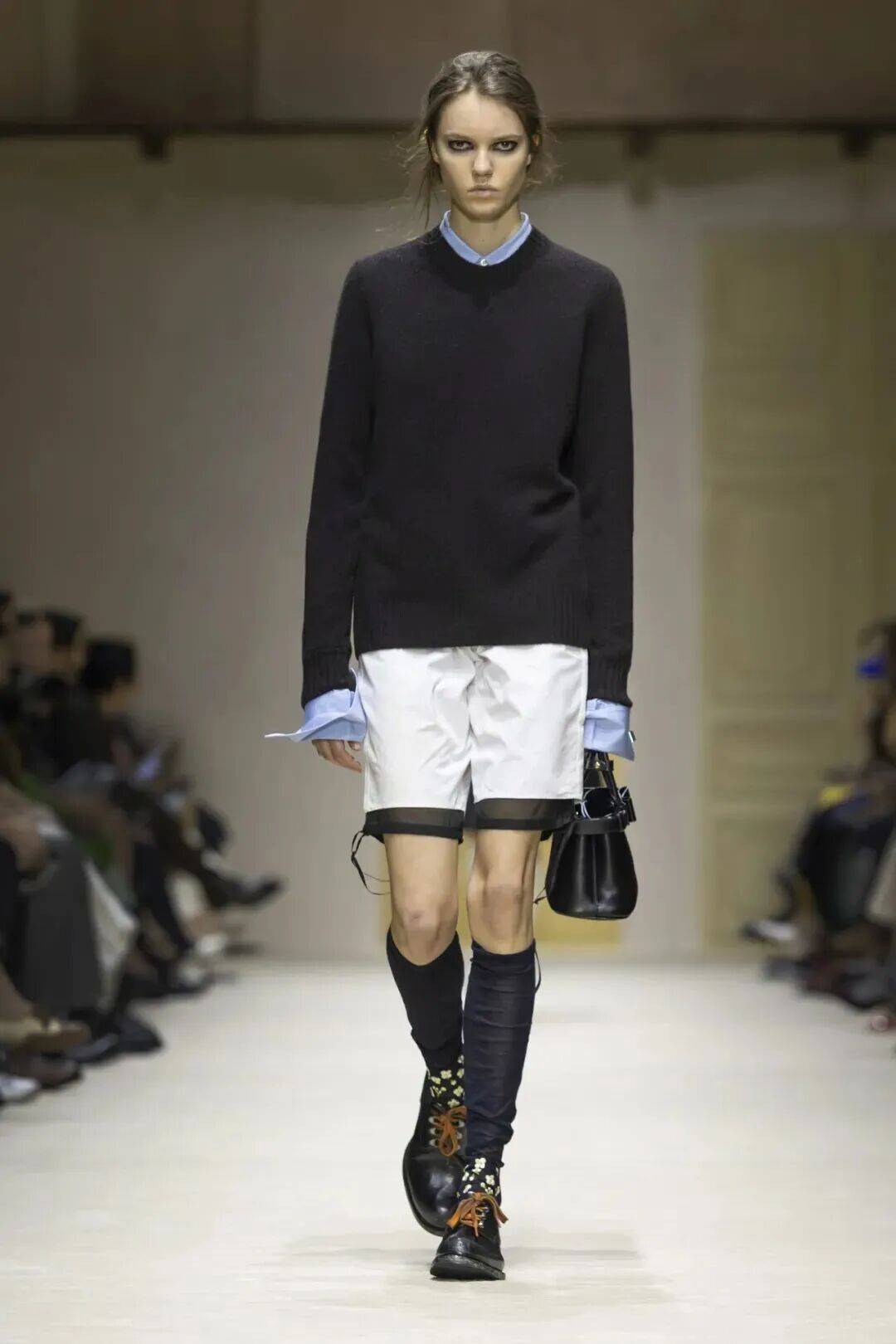 十五位女性，六十套造型，Prada 如何理解穿著