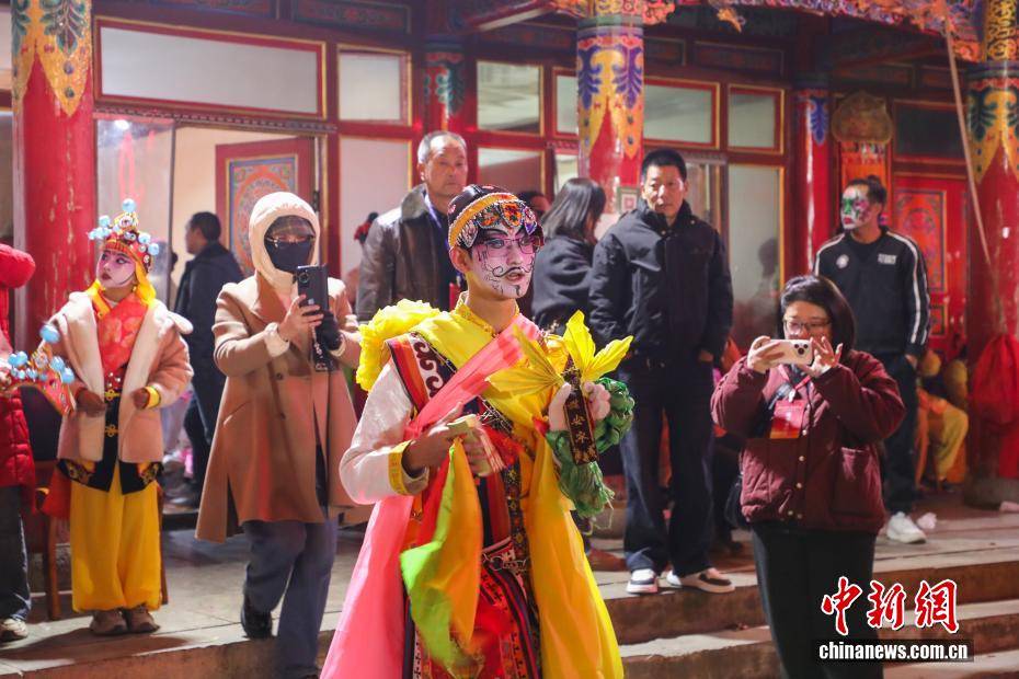 （新春走基層）青海湟中：“空中舞蹈”魯沙爾高蹺精彩上演