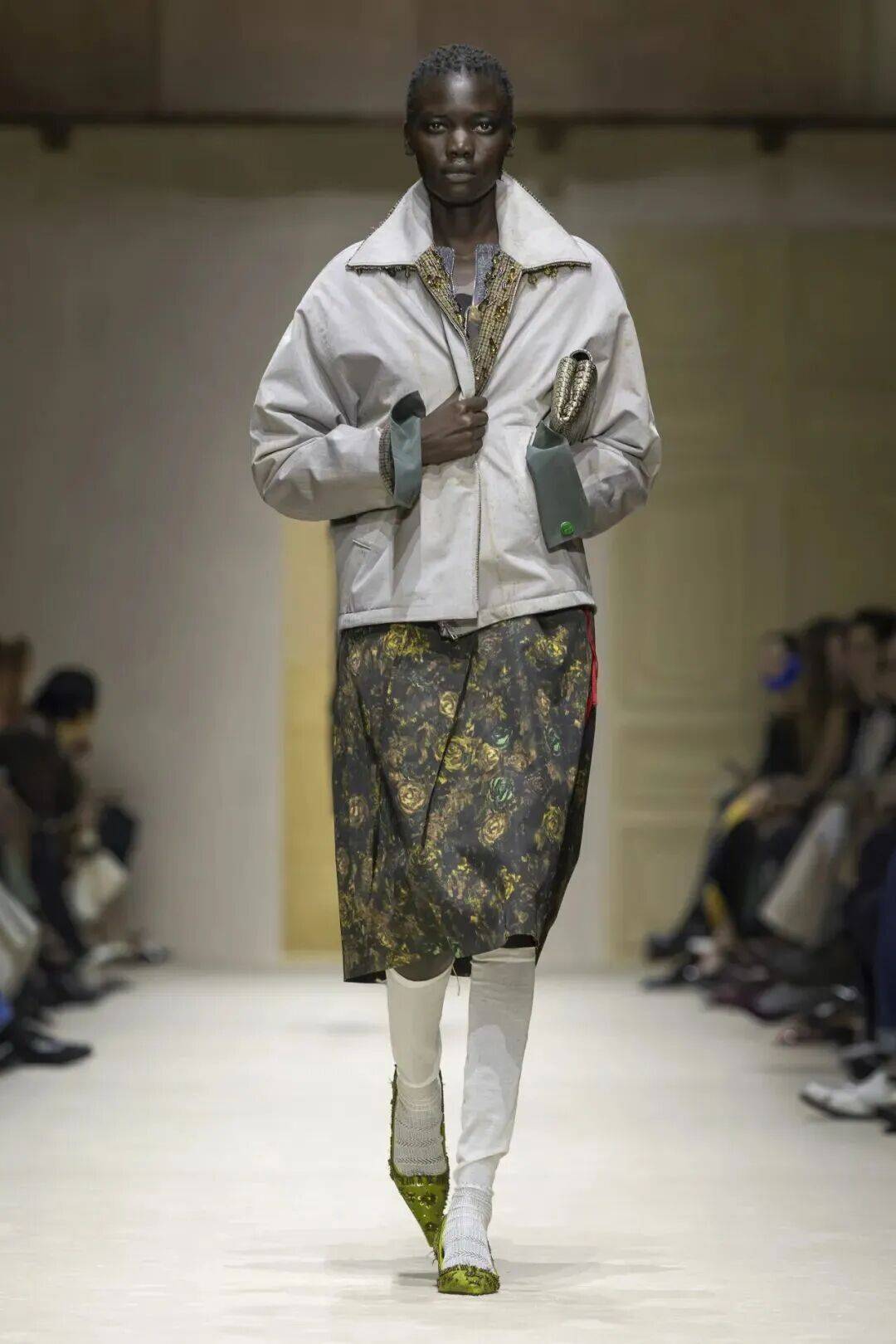 十五位女性，六十套造型，Prada 如何理解穿著