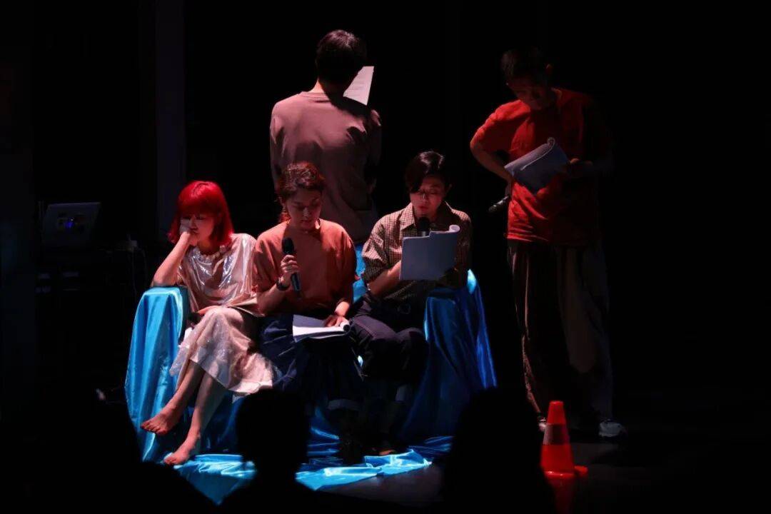 世界瘋成這樣，還有人關心戲劇嗎？