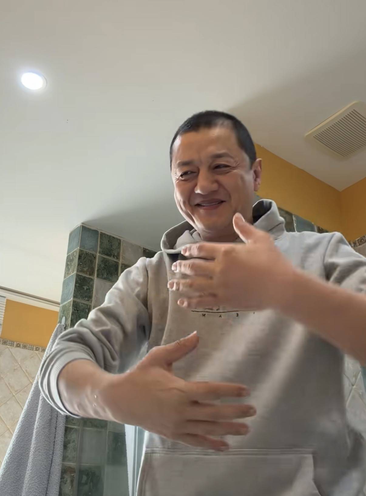 原創李亞鵬母子過元宵節，在北京住100平小房，傢俱裝修老氣像30年前