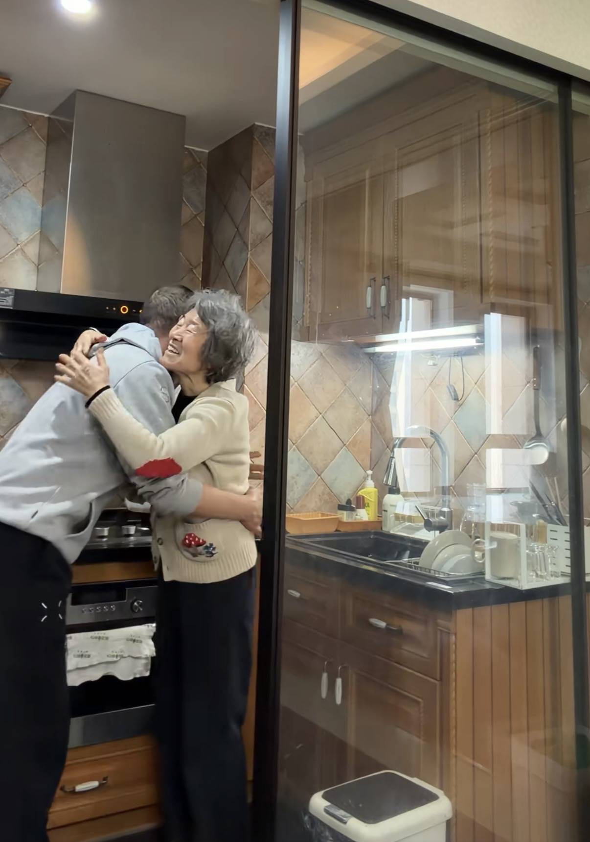 原創李亞鵬母子過元宵節，在北京住100平小房，傢俱裝修老氣像30年前