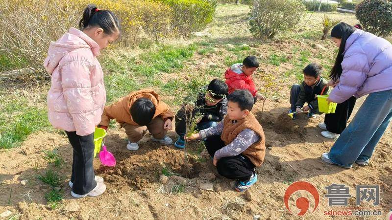 植綠護綠潤童心 攜手共築生態夢——棗莊市薛城區沙溝鎮南常聯合小學附設幼兒園植樹節主題活動