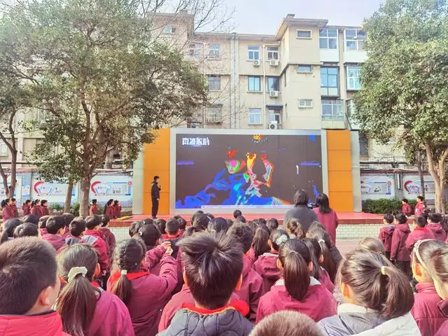 二七區淮河東路小學特殊“升旗第一課”從國防尖端科技開始