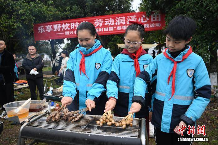 燙火鍋吃燒烤 重慶小學生樂享校園野炊時光