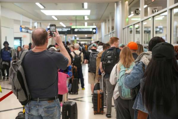 美國土安全部撥款被卡，特朗普威脅向機場派遣移民執法人員