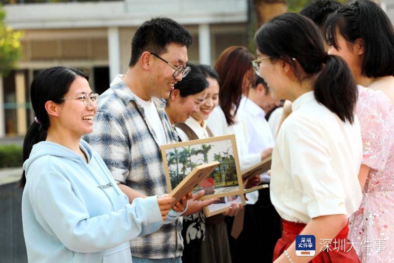 一人一本憲法跨入十八歲 深圳寶安中學這場成人禮意義深遠