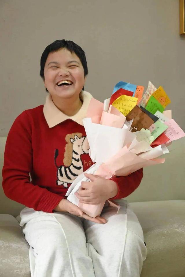 女孩地鐵吐血後，脫外套將地板擦乾？本人回應