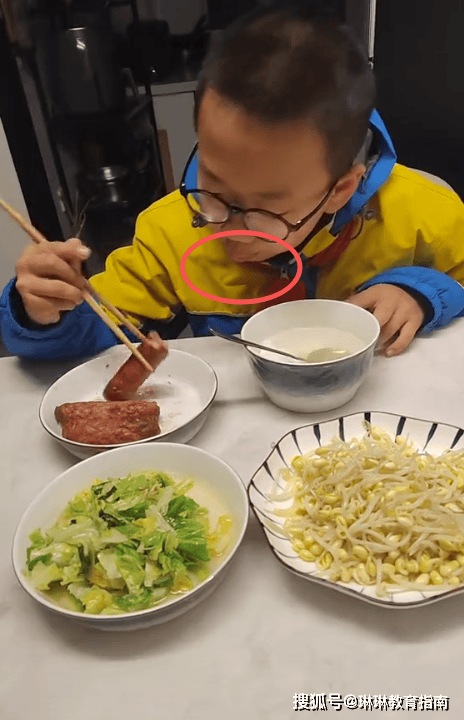 原創“又一個裝傻充愣的媽！”小學兒子想吃炸雞，家長端上一盤炸豬肉被群嘲