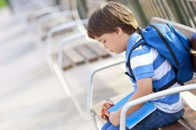 原創爸爸教育孩子，千萬記得要“嚴”不要“兇”