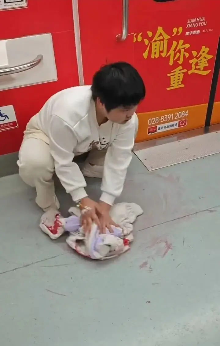 重慶地鐵上，女孩咳血後脫外套將地板擦乾淨……本人回應
