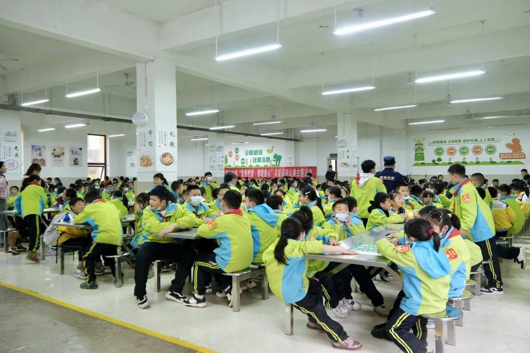 小管家顯擔當 雷鋒精神潤校園——育紅小學開展雷鋒月主題活動