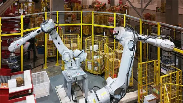 京東釋出“異狼”升級版：單臂進化到雙臂 快遞撿到起飛