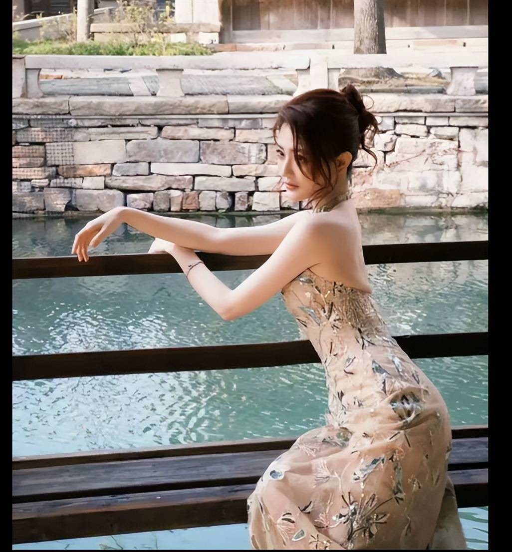 原創徐璐掛脖刺繡裙，香肩美背小蠻腰，美感十足！