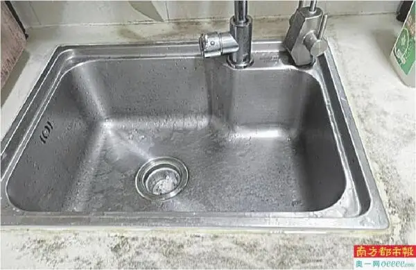 排隊十年入住公租房 牆體發黴開裂有異味